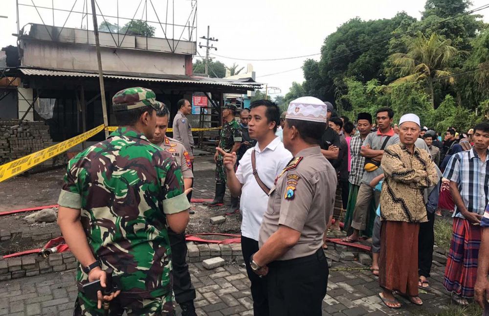 Polisi melakukan olah TKP lanjutan di ruko di Probolinggo yang terbakar