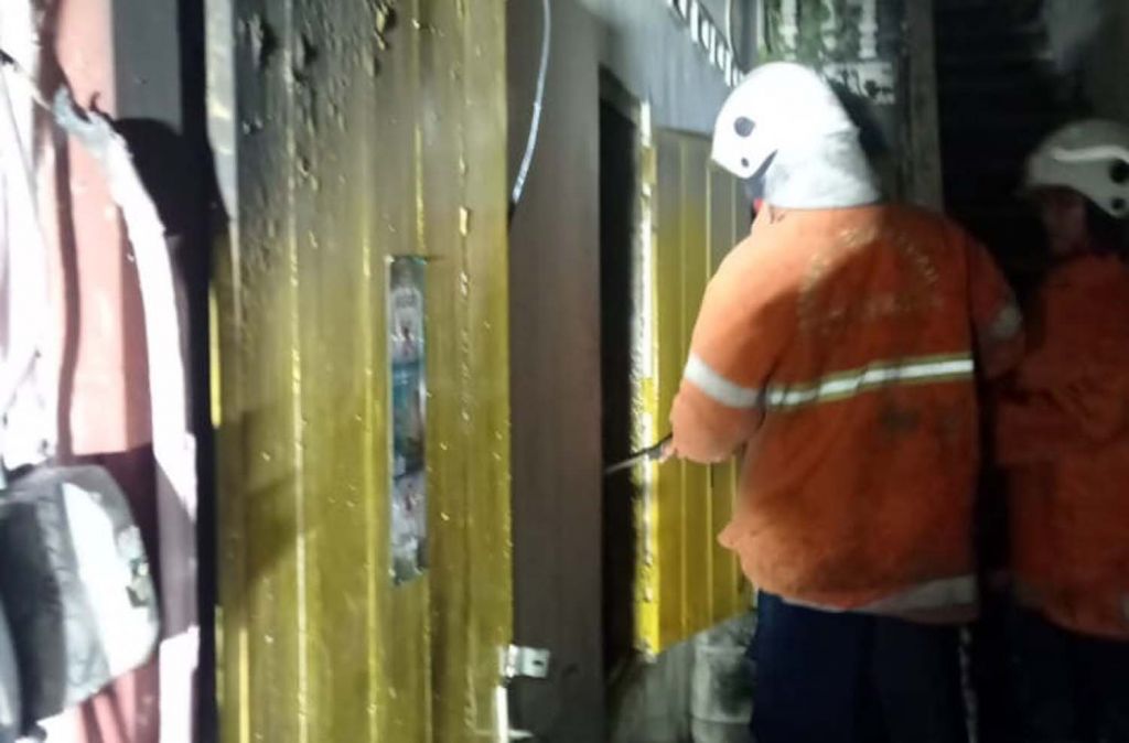 Petugas berusaha memadamkan api yang membakar rumah di Surabaya (Foto: Info Kedaruratan 112 Surabaya)