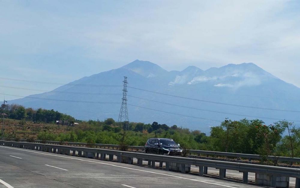 Asap terlihat dari lereng Gunung Welirang, diduga akibat kebakaran di Lembah Kijang (Foto:  Budi Sugiharto/jatimnow.com)