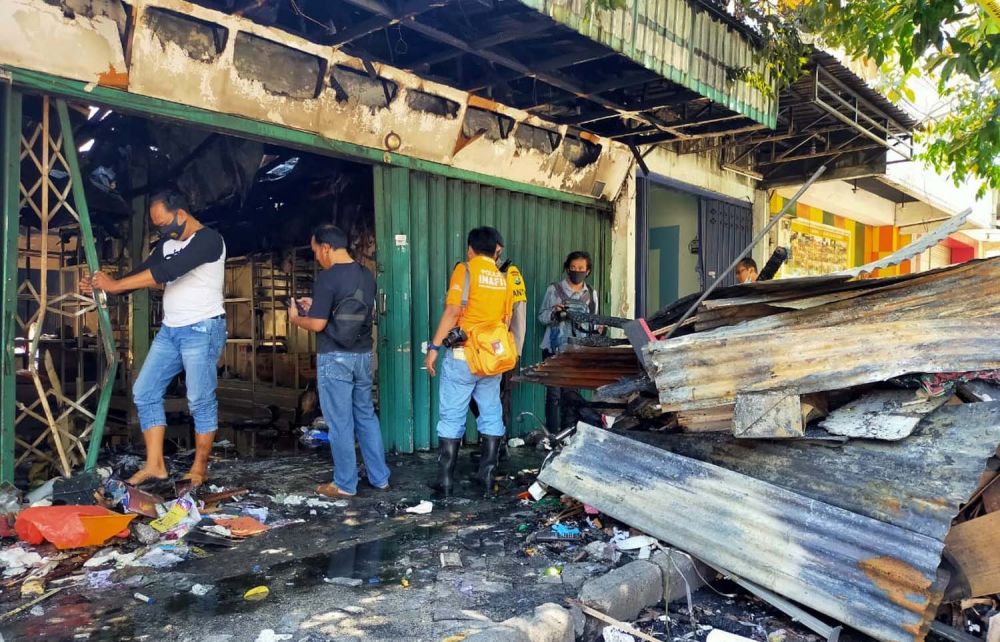 Polisi melakukan identifikasi dan olah TKP kebakaran di kawasan Blauran, Surabaya