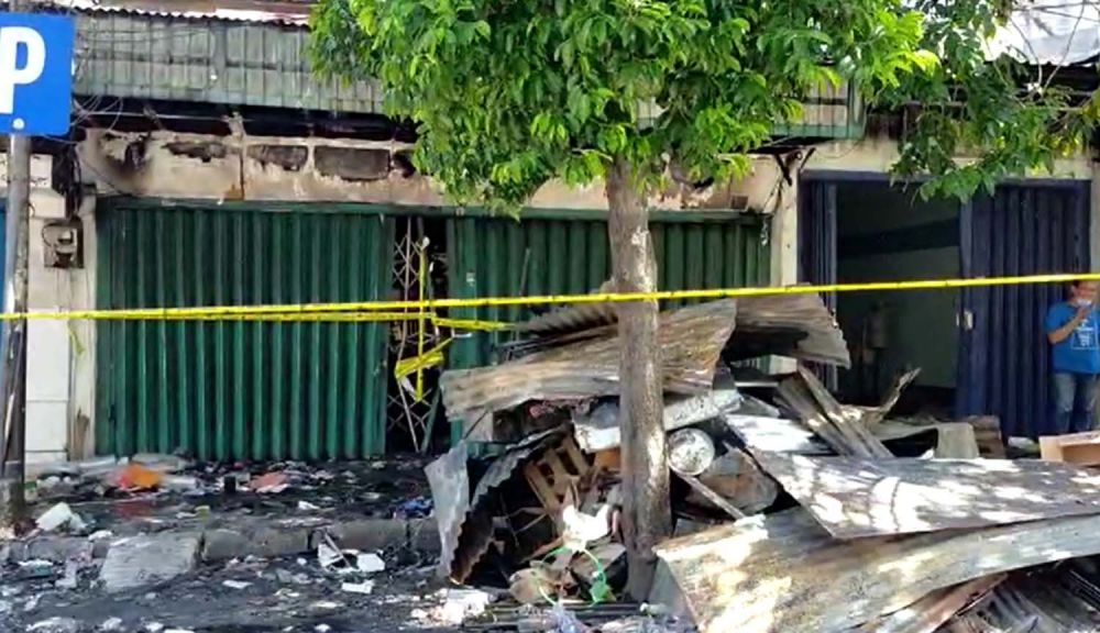 Garis polisi dipasang di toko elektronik kawasan Blauran, Surabaya yang terbakar