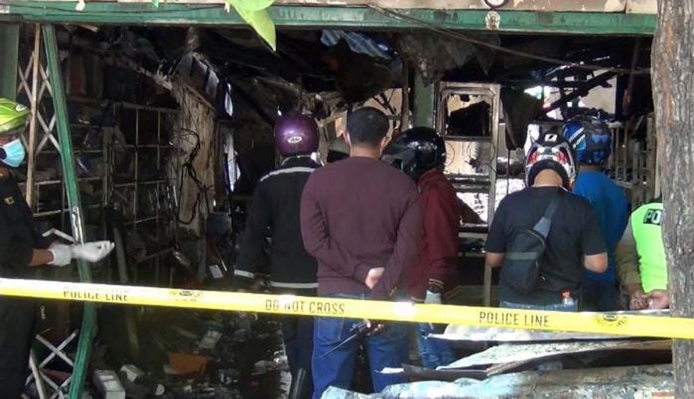 Polisi melakukan identifikasi dan olah TKP di toko kawasan Blauran, Surabaya yang terbakar