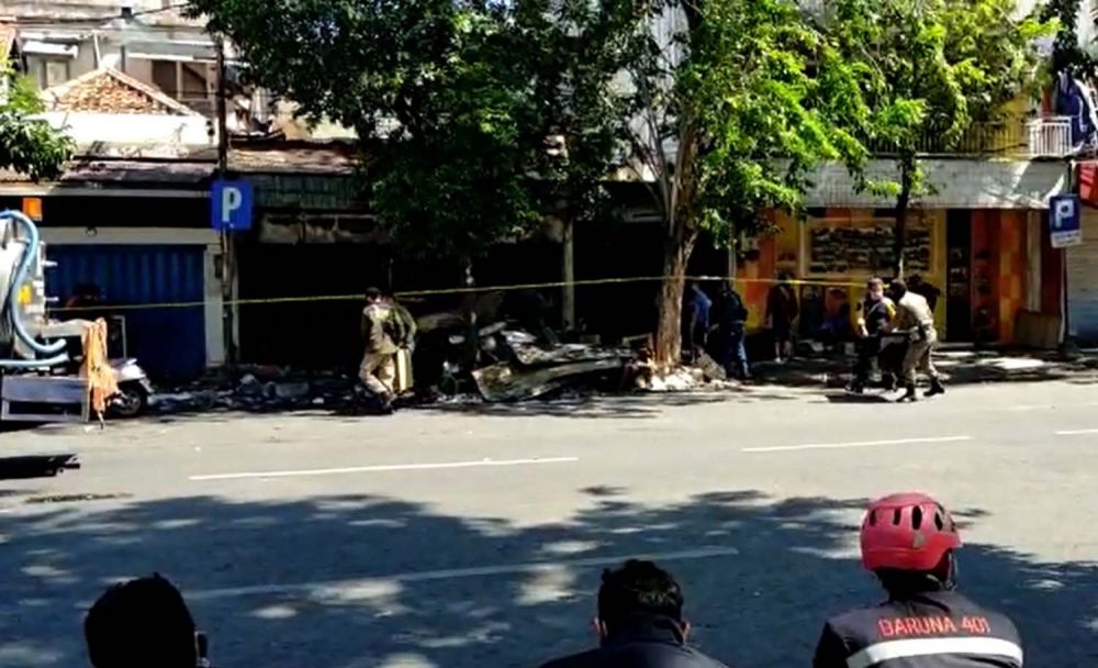 Petugas membantu mengevakuasi barang dagangan sejumlah Pasar Blauran, Surabaya akibat kebakaran
