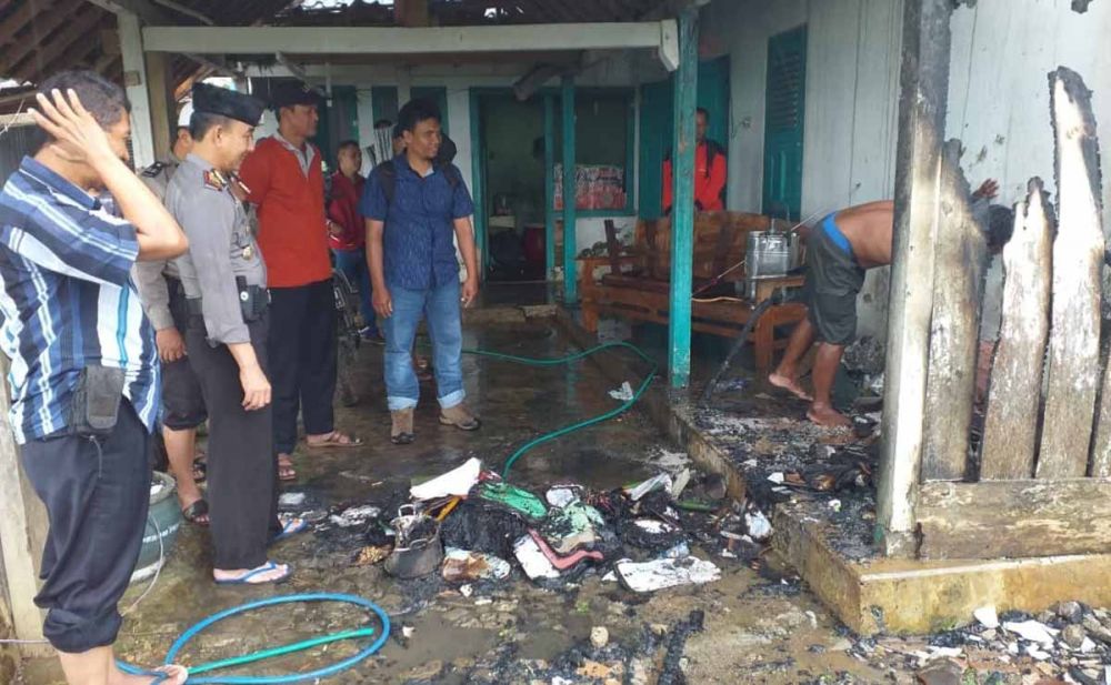 Polisi melakukan identifikasi di lokasi kebakaran