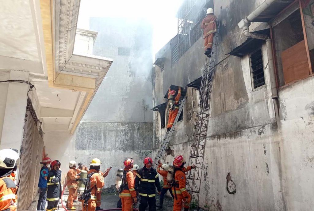 Upaya pemadaman api yang membakar ruko di Genteng Besar, Surabaya (Foto-foto: Istimewa)