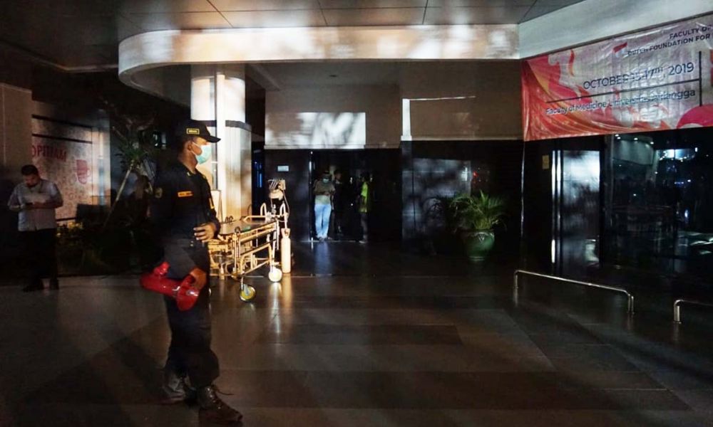 Petugas mengevakuasi para pasien dan peralatan medis akibat kebakaran di ruang genset RSU dr Soetomo, Surabaya (foto-foto: Fajar Mujianto/jatimnow.com)