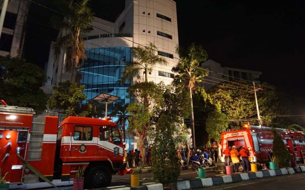 Beberapa mobil pemadam kebakaran disiagakan di depan RSU dr Soetomo, Surabaya