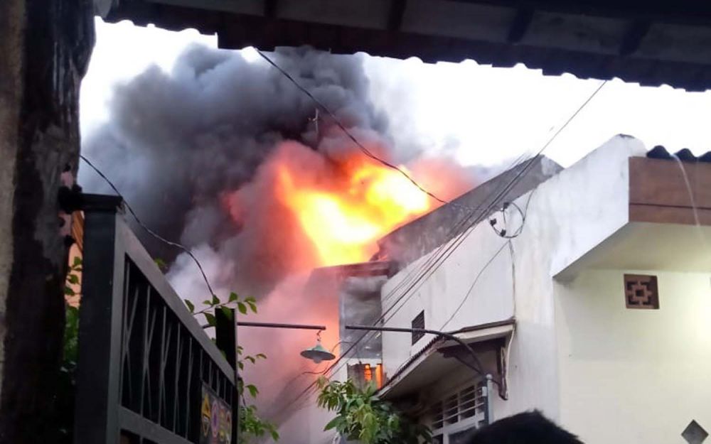 Rumah di Jalan Raya Girilaya Gang VI No. 2, Banyu Urip, Surabaya yang terbakar (Foto; Istimewa)

