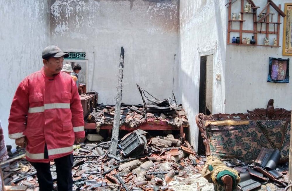 Petugas pemadam kebakaran berusaha memadamkan api