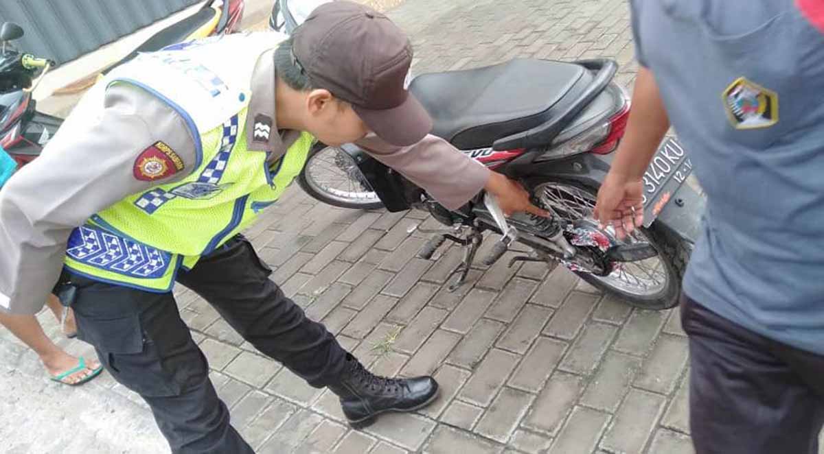 Polisi menunjukkan rok emak-emak yang kecantol di rantai motor