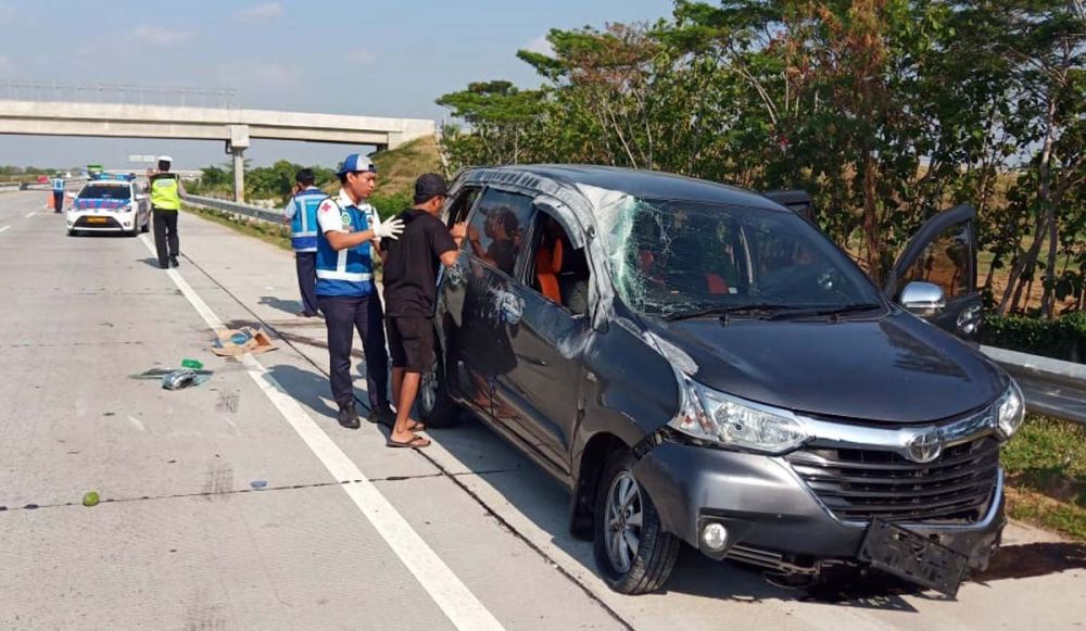 Mobil Toyota Avanza yang ditumpangi keluarga asal Bali kecelakaan di Tol Gempol
