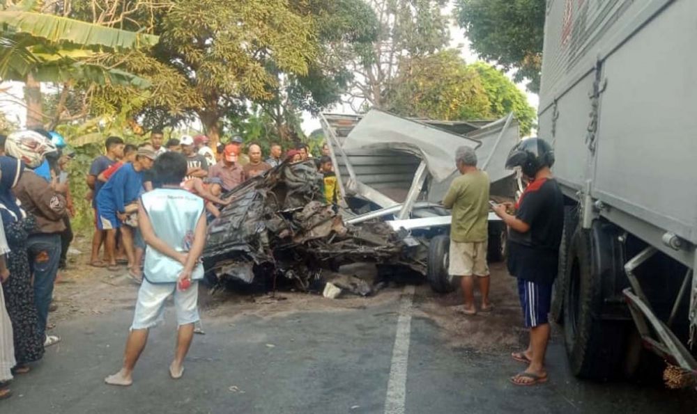 Mobil Boks Tabrak Truk Tronton di Sidoarjo, Dua Orang Tewas
