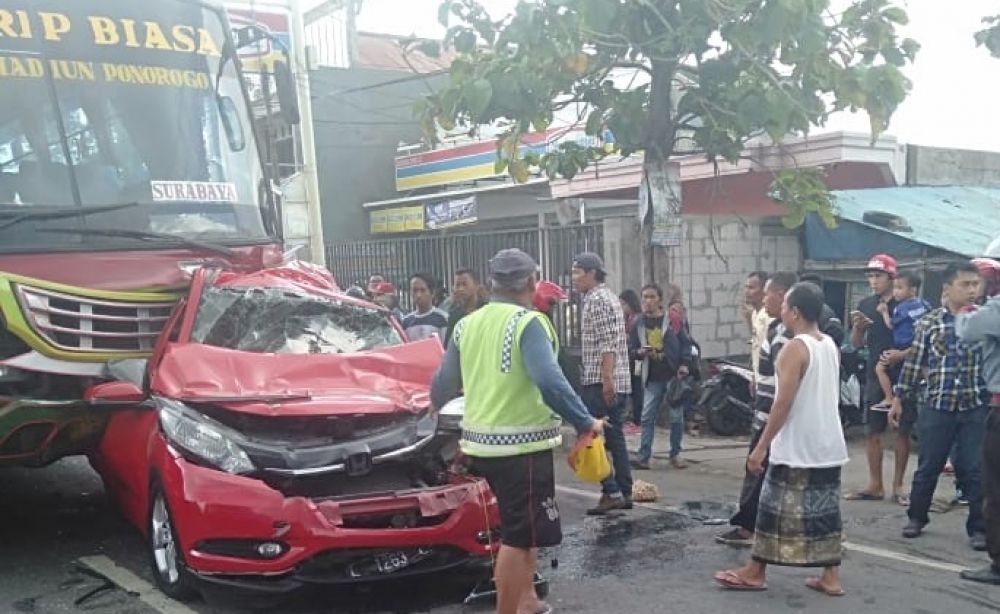 Kecelakaan maut melibatkan 6 kendaraan di Jombang