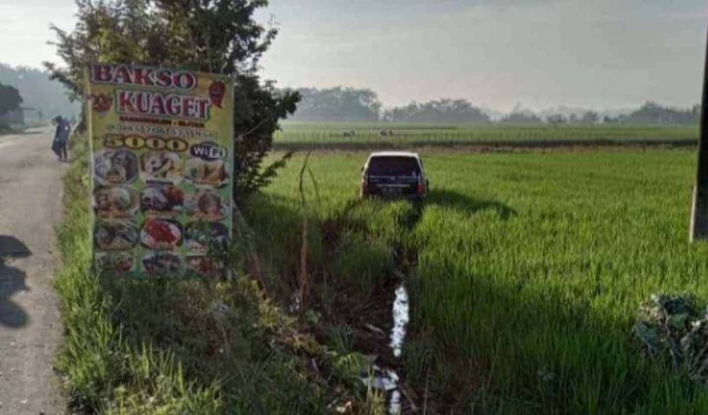 Motor Diseruduk Mobil Innova Hingga Masuk Sawah, Satu Biker Tewas