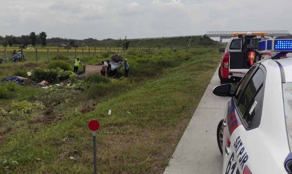 Tim dari PJR Jatim 6 Nganjuk melakukan evakuasi penumpang dan mobil Gran Max yang terbalik di Tol Nganjuk-Madiun