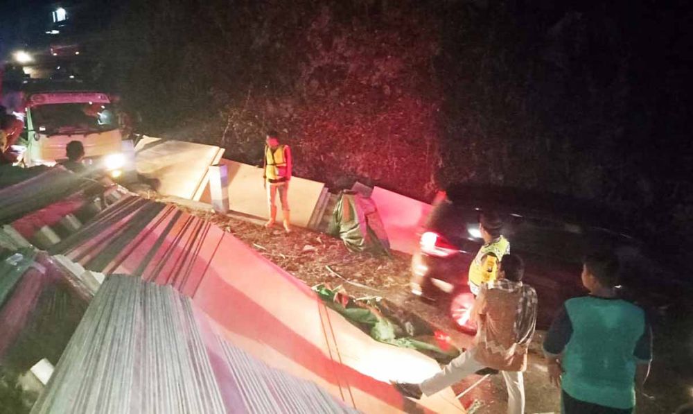 Triplek yang diangkut truk tronton berhamburan menutup jalan