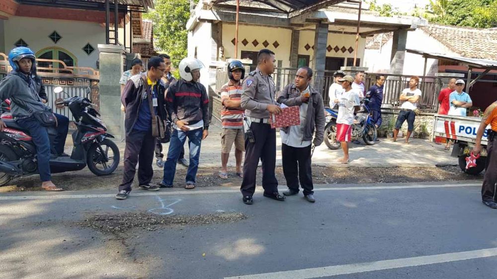 Unit Laka Satlantas Polres Banyuwangi melakukan olah TKP