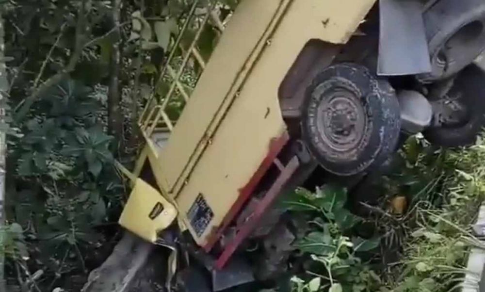 Truk yang terperosok ke parit sedalam 8 meter di Pacitan