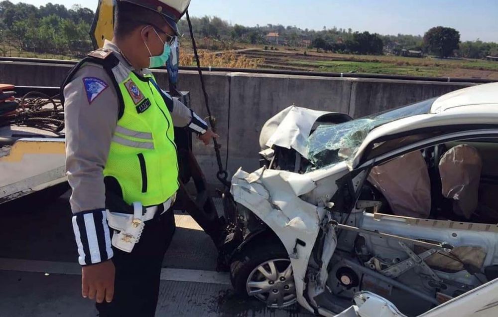 Pengemudi Diduga Mengantuk, Honda Brio Ringsek Tabrak Truk di Tol Sumo