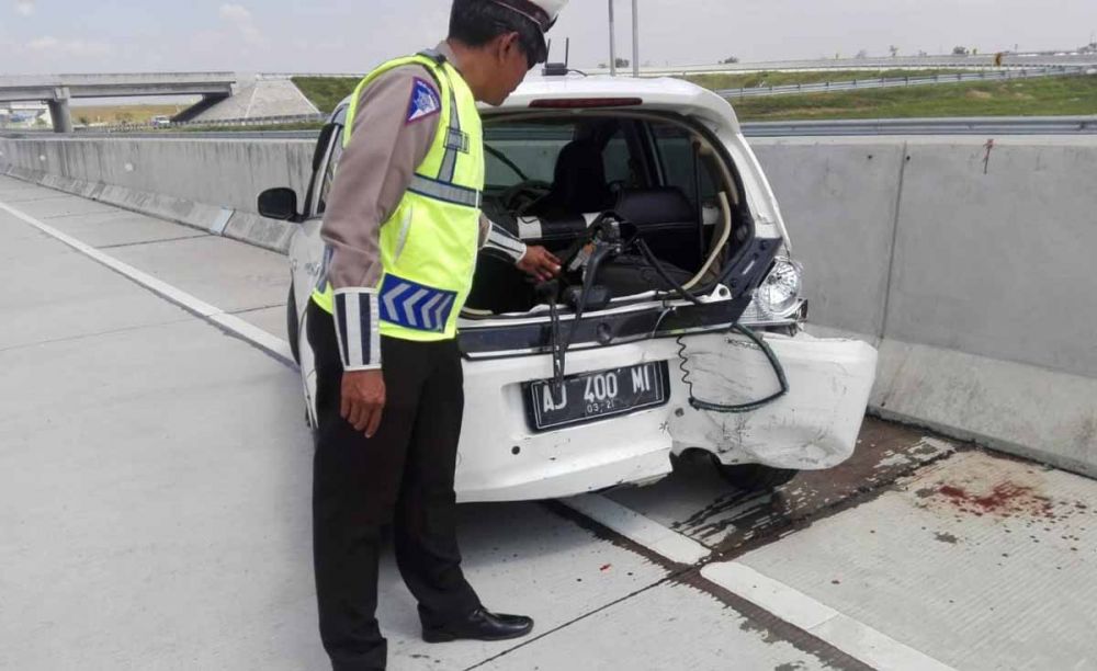 Mobil Honda Brio tertabrak Toyota Innova di Tol Ngawi