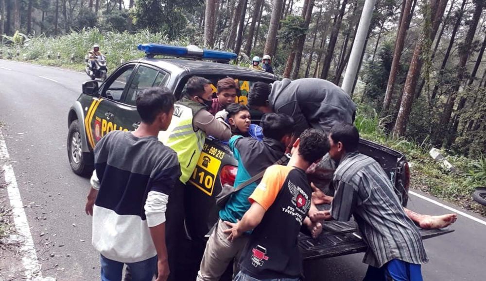 Para korban luka akibat kecelakaan di Pacet, Mojokerto dievakuasi ke rumah sakit