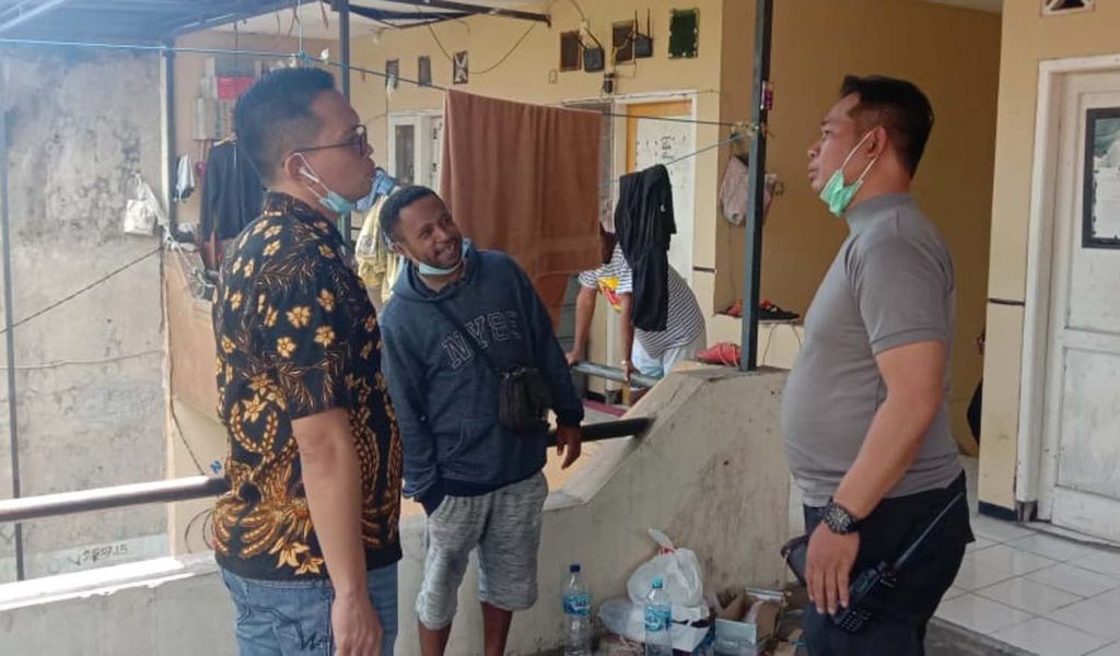 Kasat Intelkam Polrestabes Surabaya AKBP Wimboko dan Kapolsek Sukolilo Kompol Subiyantana bercengkerama dengan mahasiswa Papua