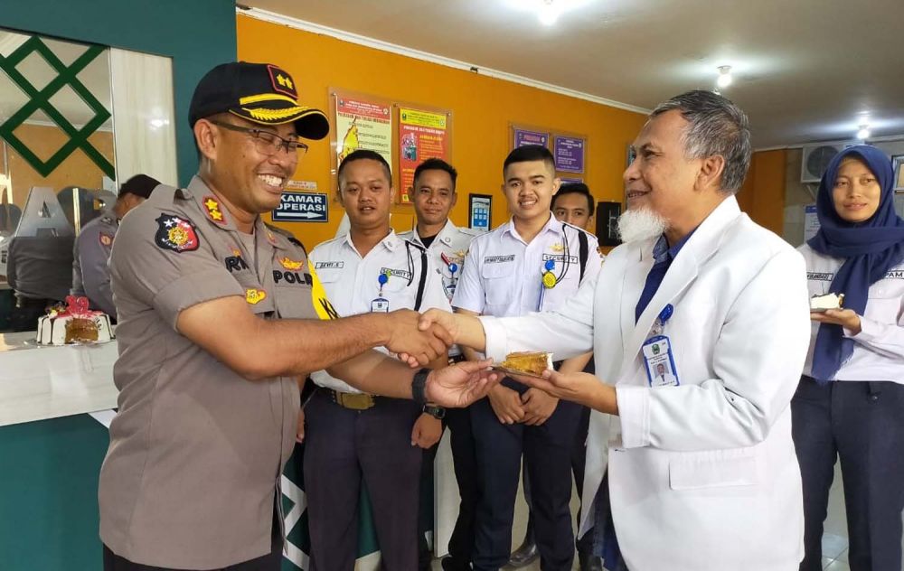 Kapolres Magetan AKBP Muhammad Riffai memberikan kejutan untuk para satpam di RSUD Sayidiman melalui manajemen