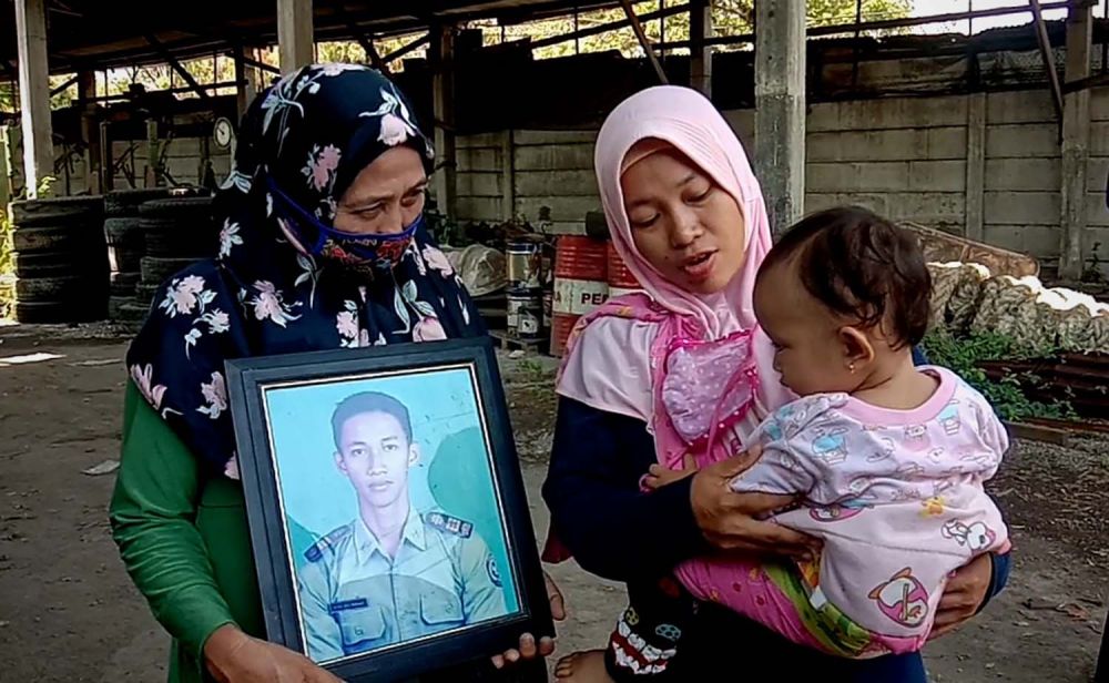 Fitriana, istri Robby Dwi Premadi, salah satu ABK TB Immanuel WGSR 3 yang diduga hilang