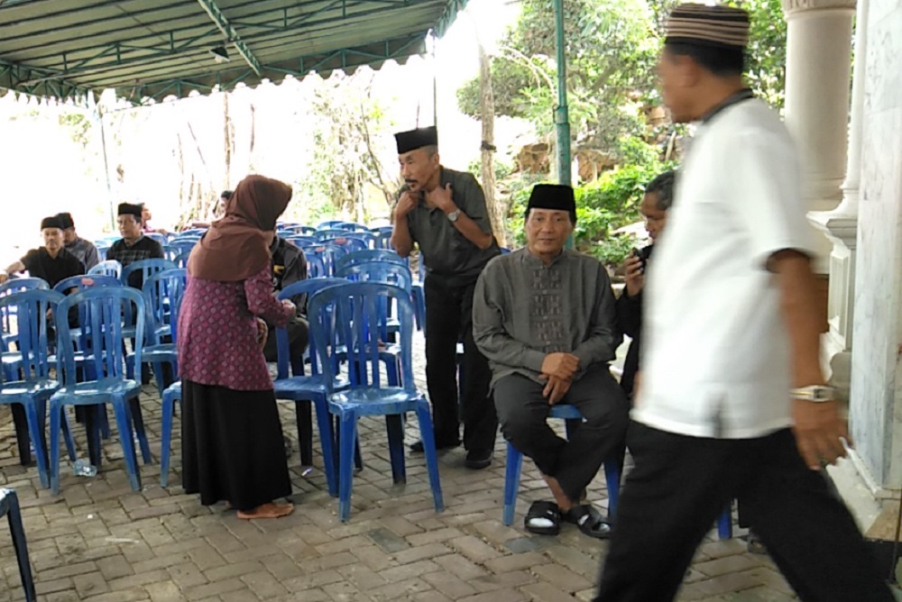 Ayah Dylan, Supriyanto (duduk) menerima para pelayat di rumah duka.