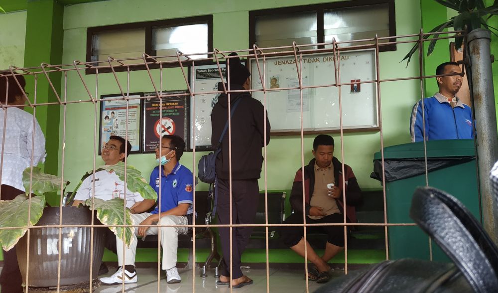 Abdullah (duduk berkaos coklat), ayah 4 bocah yang tewas dalam kebakaran di Kota Batu  