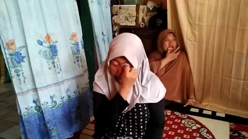 Suryatin, istri almarhum Tohiron terus menangis saat ditemui di rumahnya di Kelurahan Karanganyar, Kota Pasuruan  