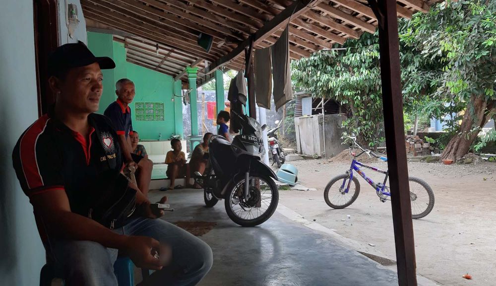 Syamsuri, salah satu warga yang mengaku istri dan anaknya terserang demam berdarah