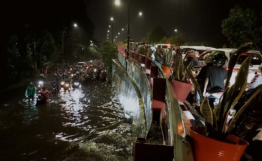 Kemacetan terjadi di Flyover Wonokromo maupun jalan di bawahnya