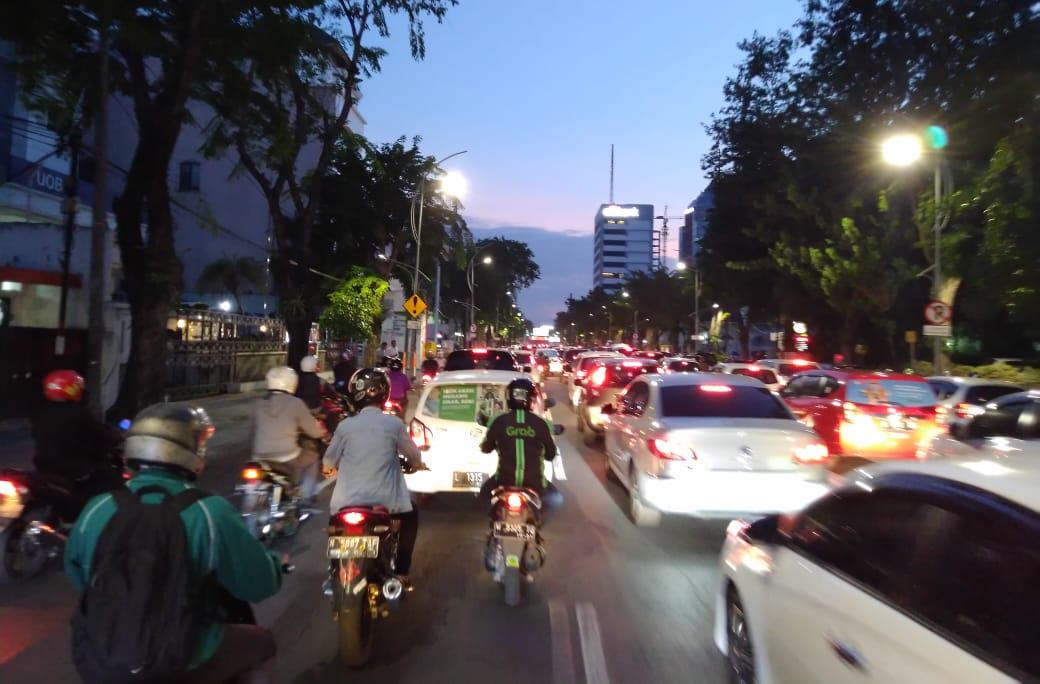 Driver Taxi Online Tolak Wacana Sistem Ganjil Genap di Surabaya