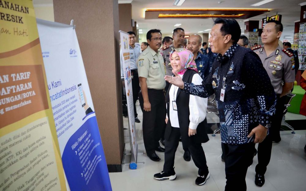 Deputi Bidang Pelayanan Publik Kemenpan RB, Prof Diah Natalisa didampingi Bupati Gresik Sambari Halim Radianto