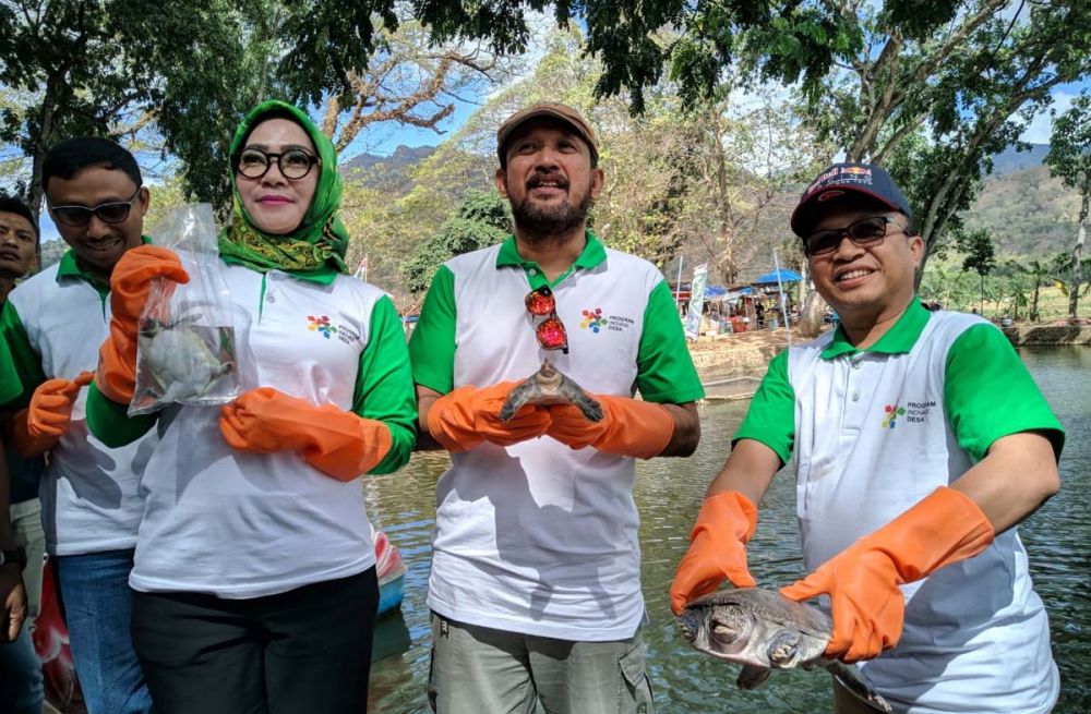 Sekjen Kemendes PDTT, Anwar Sanusi bersama Bupati Ipong saat melepas Bulus di Wisata Sendang Bulus, Ponorogo