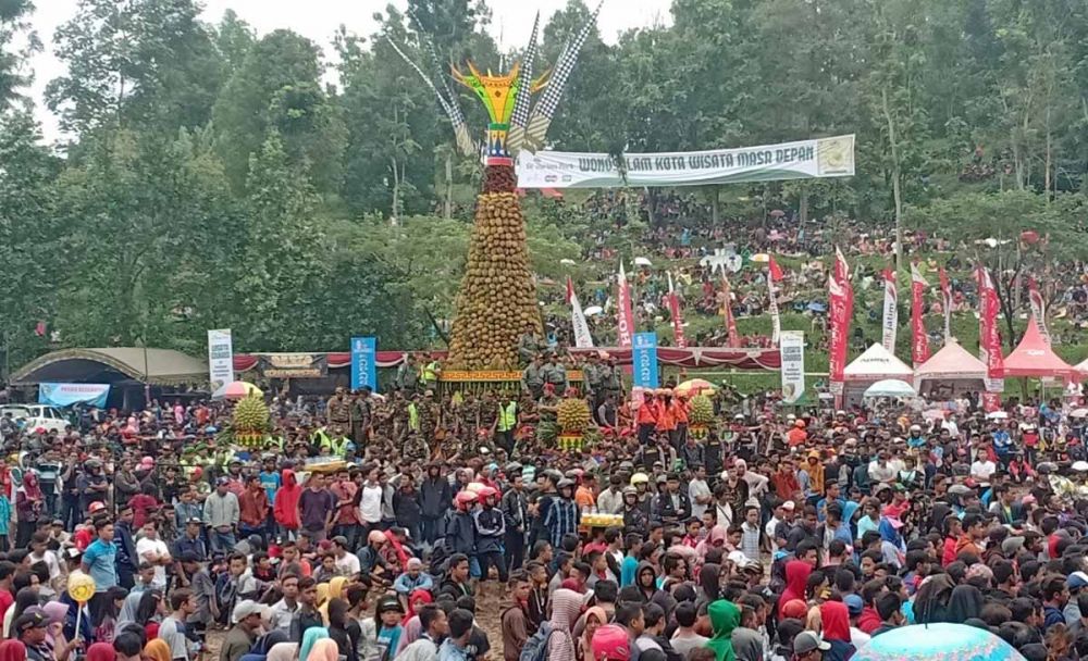 Ribuan orang padati Lapangan Wonosalam, Jombang untuk berebut 2019 buah durian gratis