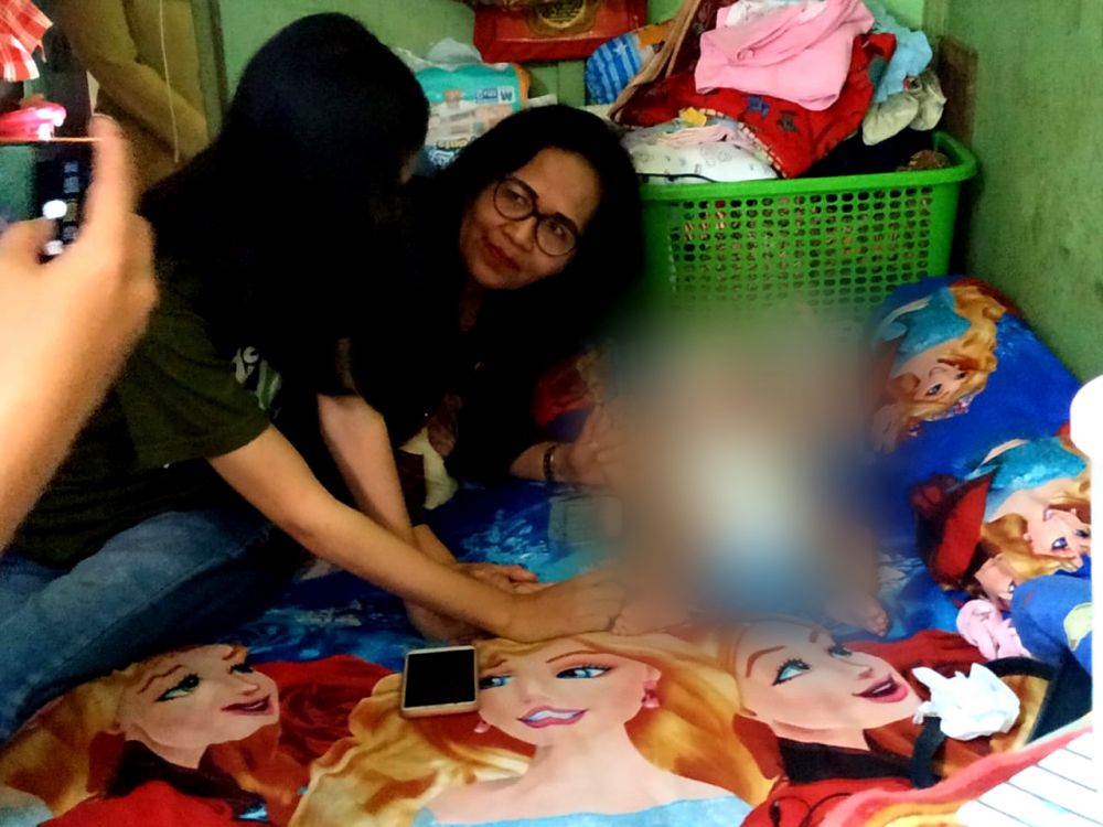 Chandra Oratmangon menjenguk Dina bersama bayinya penderita hidrosefalus