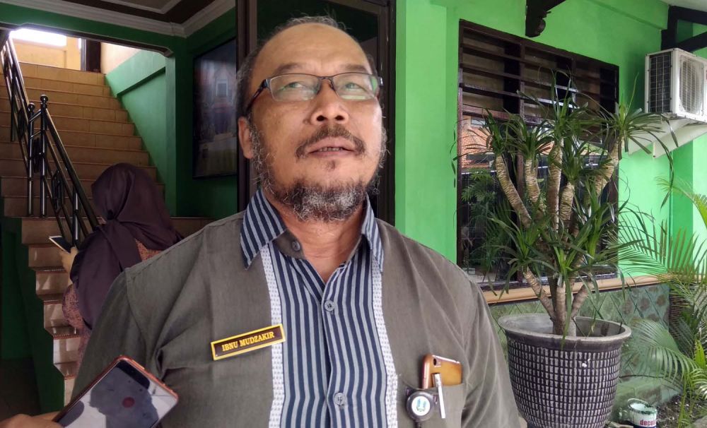 Ibnu Mudzakir, kepala sekolah tempat para siswi yang mabuk dan berjoged