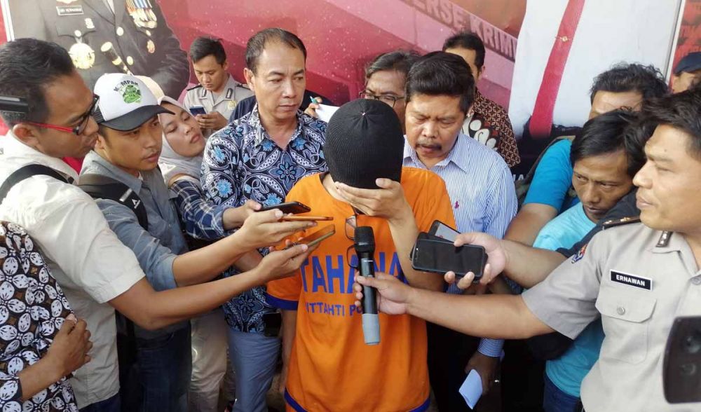 AS, kepala sekolah cabul saat diwawancarai awak media di Mapolda Jatim