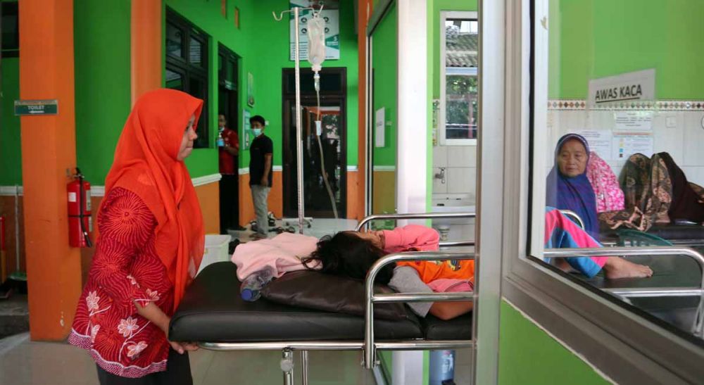 Salah satu warga Ponorogo yang keracunan mendapat perawatan intensif