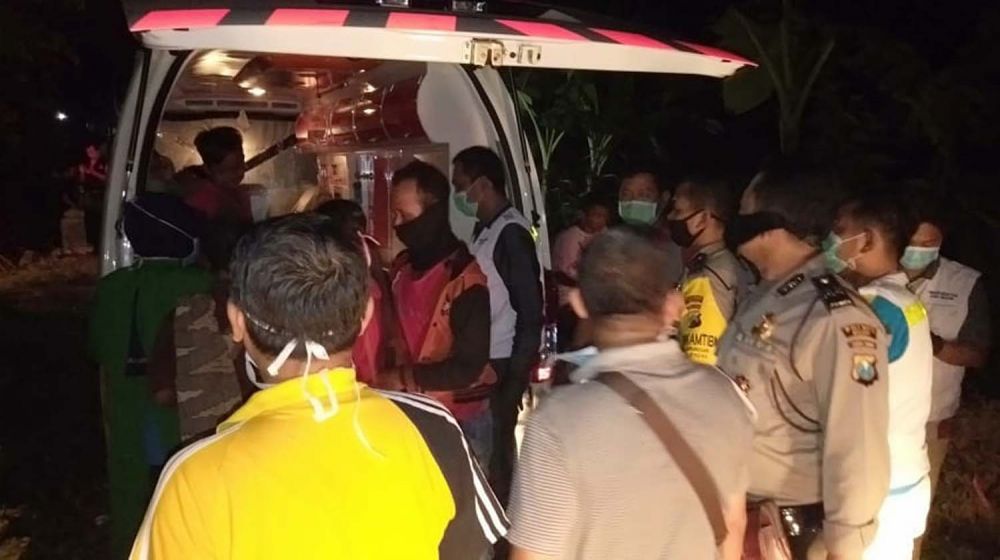 Sejumlah warga di Ngawi saat dievakuasi menuju puskesmas akibat keracunan makanan