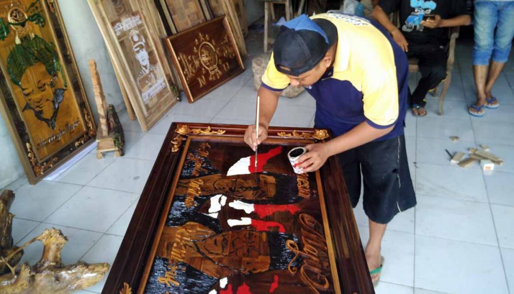 Di Pasuruan, limbah kayu jati disulap jadi ukiran sketsa wajah Jokowi-Ma'ruf Amin