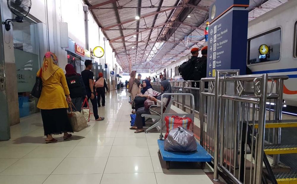 Jadwal kedatangan dan keberangkatan kereta api di wilayah Daop 7 Madiun berangsur normal