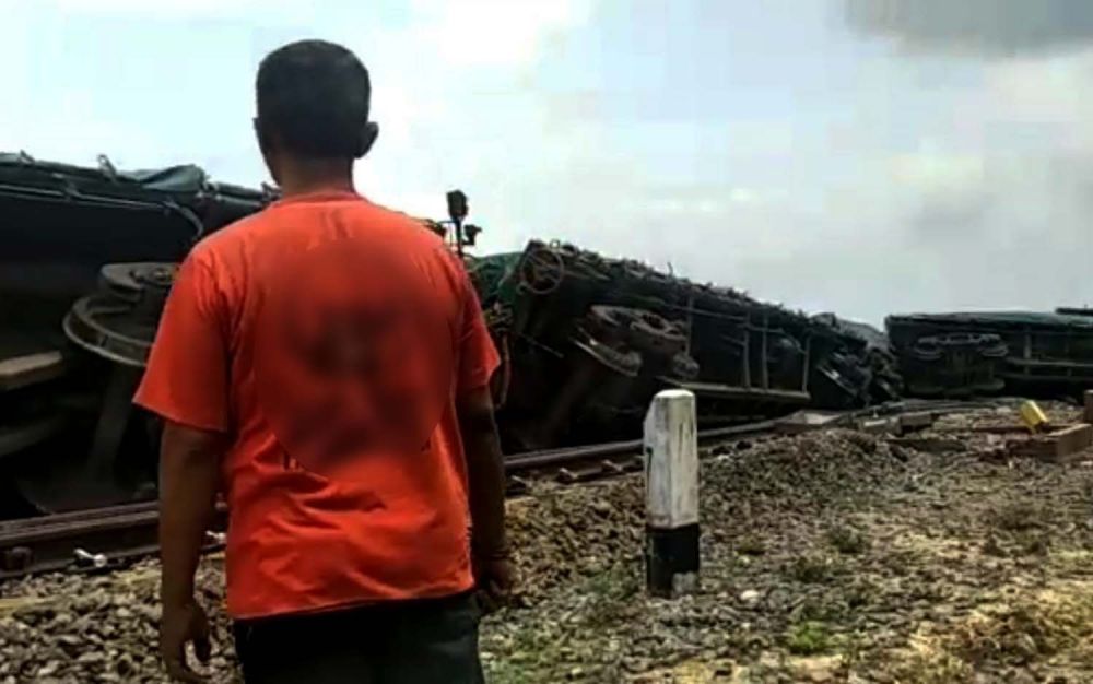 Kereta api pengangkut semen anjlok dan terguling di Stasiun Doplang, Blora, Jawa Tengah (Foto: viral di media sosial)