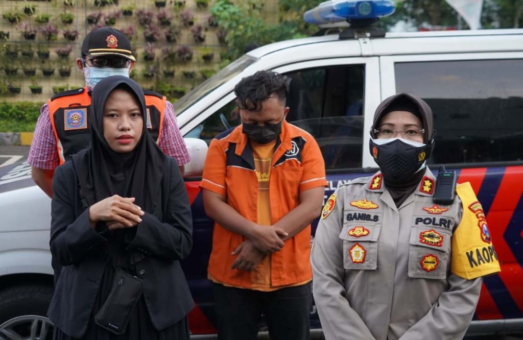Kapolres Pelabuhan Tanjung Perak, AKBP Ganis Setyaningrum menunjukkan satu orang yang diamankan