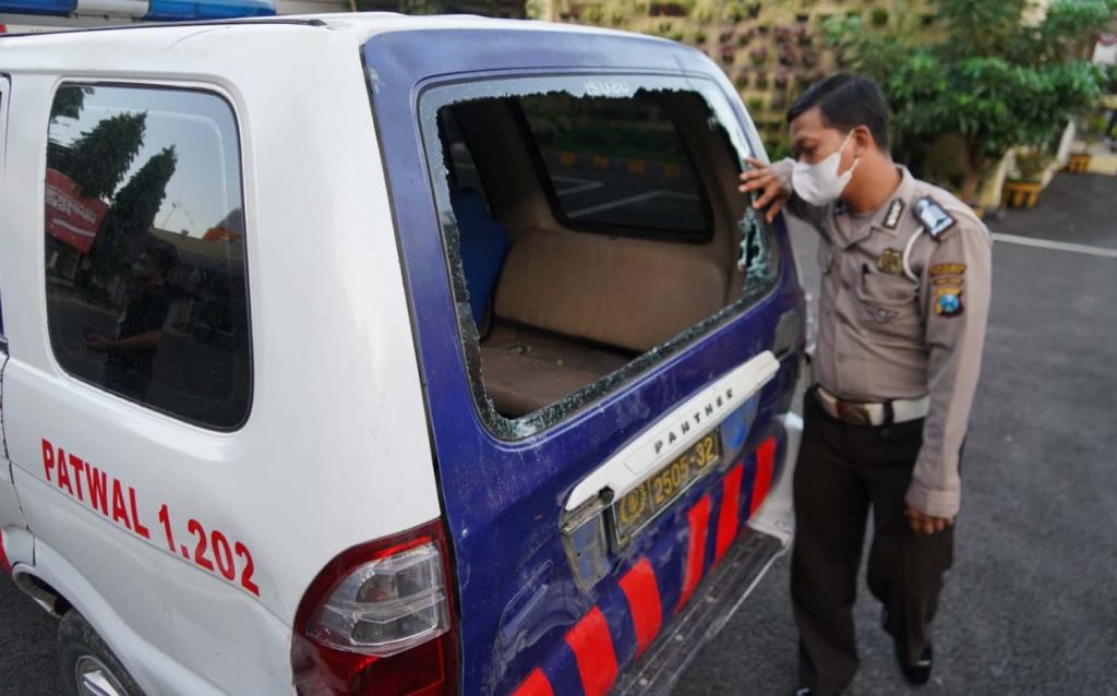 Mobil patroli polsi yang rusak dalam keributan razia PPKM di Bulak Banteng, Surabaya