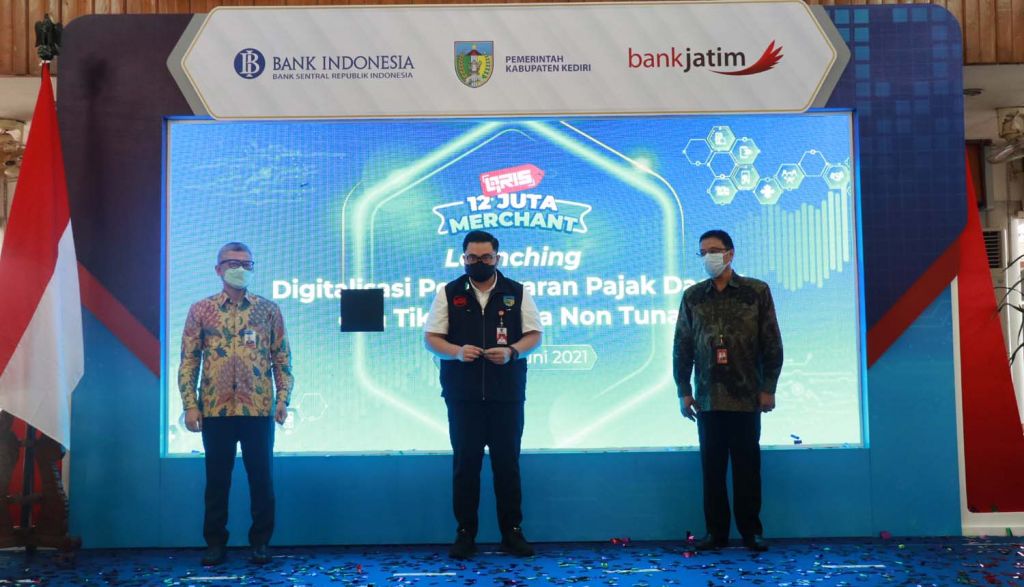 Bank Jatim bekerjasama dengan Pemkab Kediri melaunching digitalisasi pembayaran pajak daerah dan tiket wisata nontunai