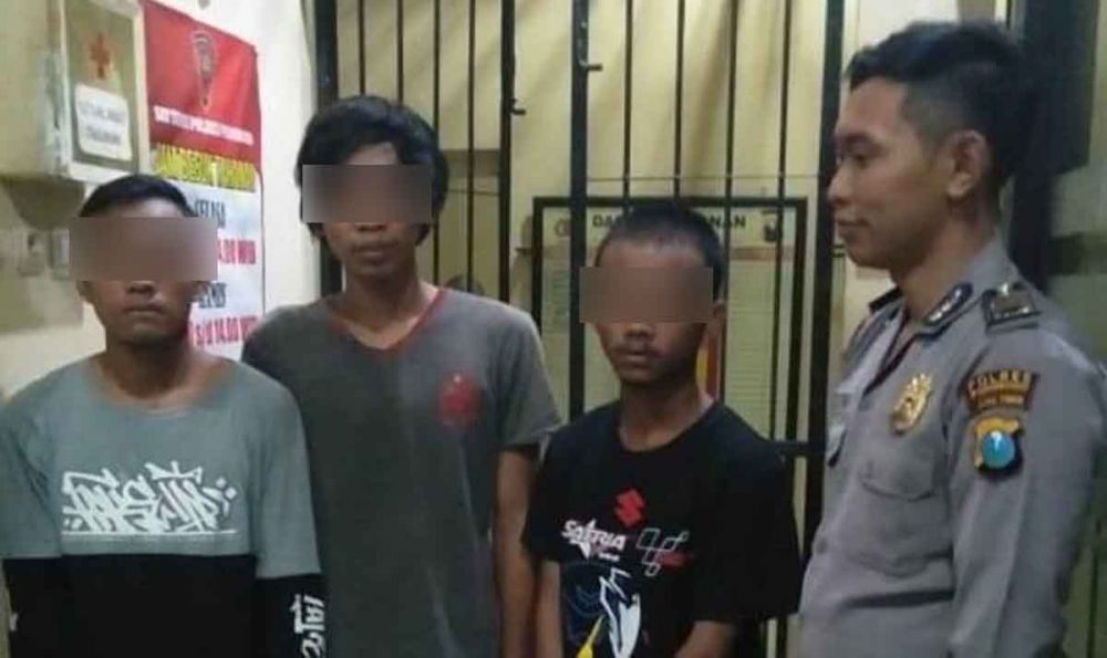 Tiga dari empat pelaku pengeroyokan ditahan di Mapolsek Ponorogo Kota
