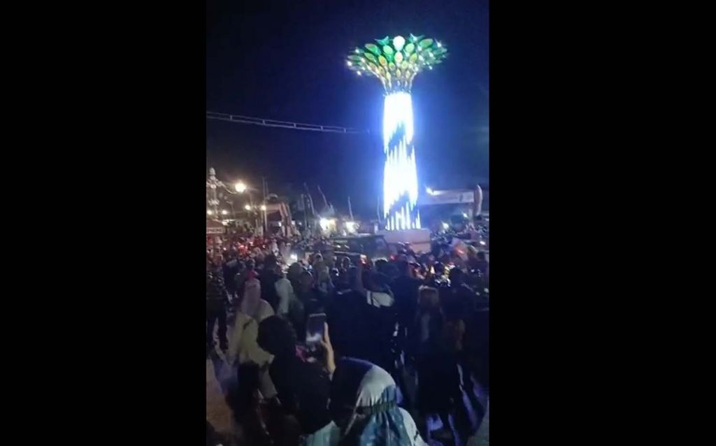 Tangkapan layar video viral kerumunan warga di Menara Merak Ponorogo